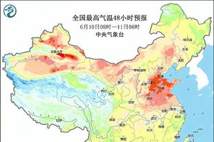 场面十分火爆！罗马德比战中双方球迷在看台朝对方互射烟火